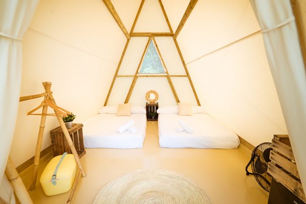 interior tienda kampaoh camping cabañeros