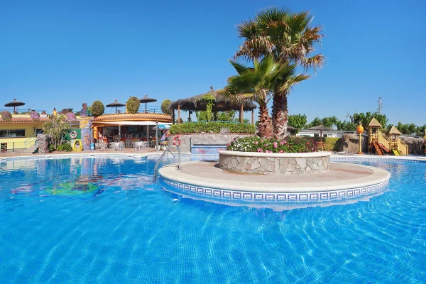 piscina-central-camping-la-masia
